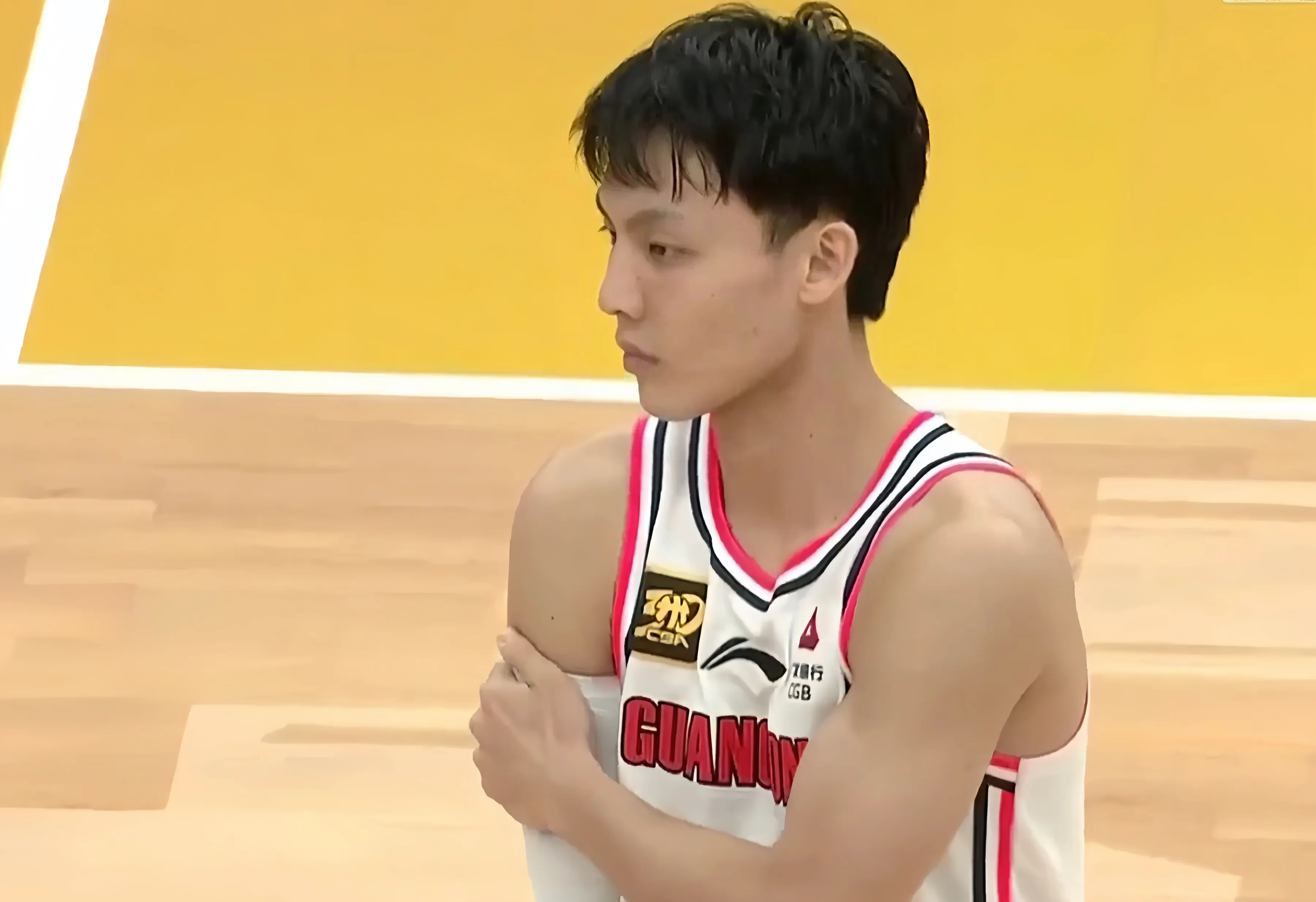 包含今晨体能课后;广东宏远门线救险备战荷甲;质疑声仍在;年轻球员得到机会的词条 包含今晨体能课后;广东宏远门线救险备战荷甲;质疑声仍在;年轻球员得到机会的词条